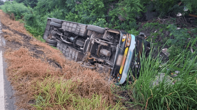 Company bus plunges into Chachoengsao canal, injuring 30