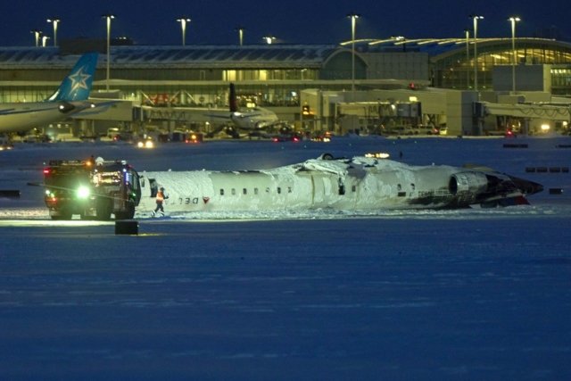 Delta plane flips upside down in Toronto crash, 8 wounded Delta plane flips upside down in Toronto crash, 8 wounded
