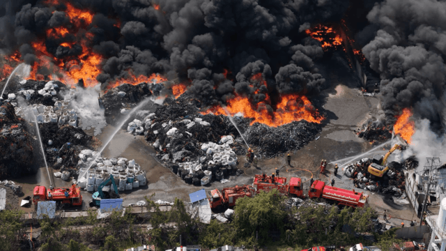 Firefighters struggling to control massive warehouse blaze in Samut Sakhon Firefighters struggling to control massive warehouse blaze in Samut Sakhon