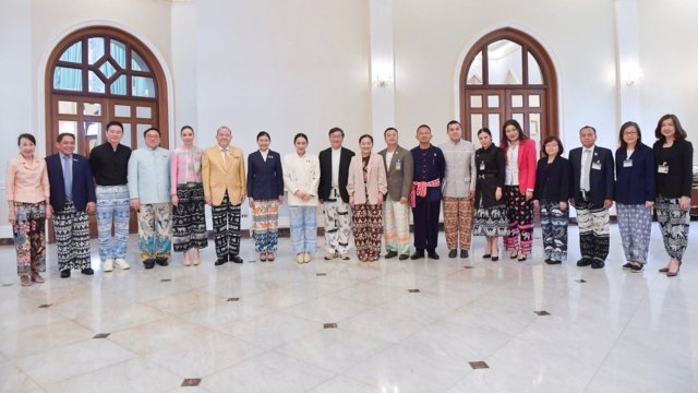 PM’s fashion statement for Songkran: 'Elephant pants' PM’s fashion statement for Songkran: 'Elephant pants'