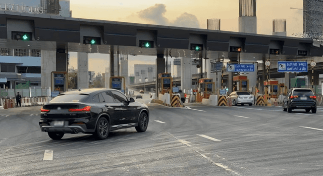One in-bound lane at Dao Khanong toll plaza reopened today