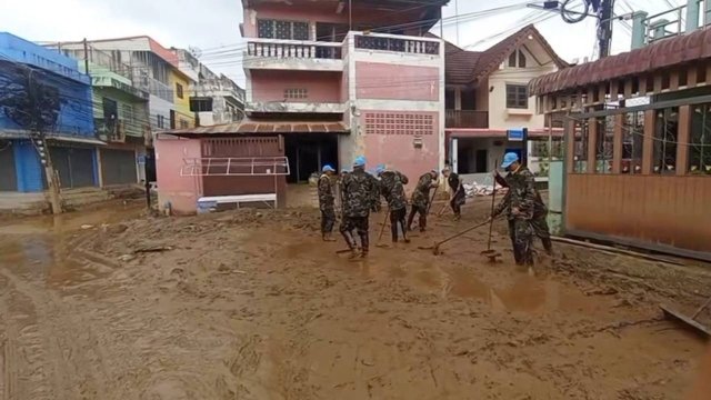 Troops help to clear Mae Sai district of mud after recent floods Troops help to clear Mae Sai district of mud after recent floods