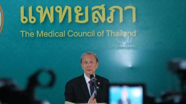 Doctors rally behind Medical Council in showdown with minister over Thaksin's hospital stay