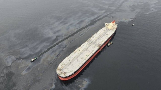 Leak at Thai Oil’s terminal in Si Racha district, clean-up operation underway