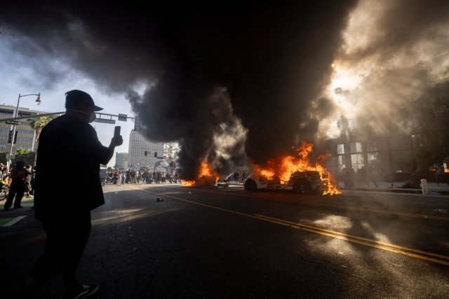 Scuffles in Los Angeles as soldiers sent by Trump fan out