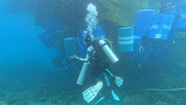 Salvage of half-sunken freighter in Mu Ko Surin National Park continues Salvage of half-sunken freighter in Mu Ko Surin National Park continues