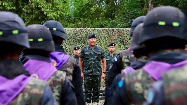 Army chief urges Thais to remain united