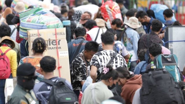 Viral rumour prompts Cambodian migrant workers to rush home