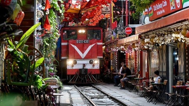 Tourists dice with danger on Hanoi's train street Tourists dice with danger on Hanoi's train street
