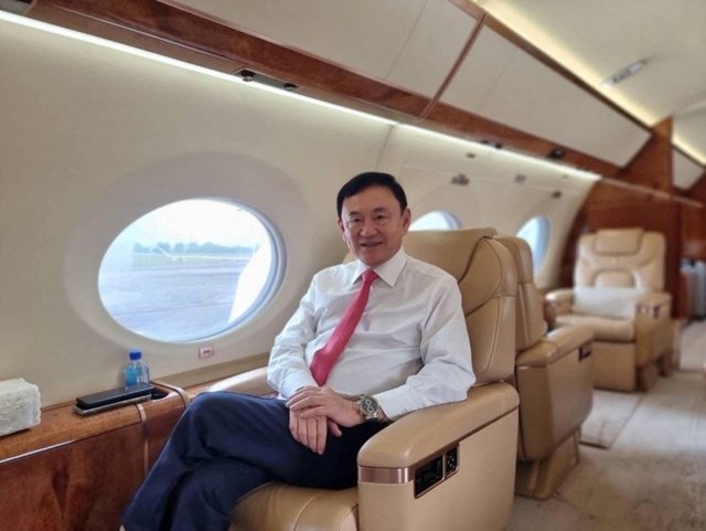 Thaksin’s private jet lands in Singapore this morning Thaksin’s private jet lands in Singapore this morning