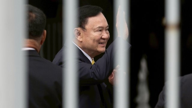 Thaksin filling his time in prison by reading and watching TV