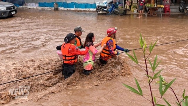 Family of five rescued from floods in Chiang Mai Family of five rescued from floods in Chiang Mai