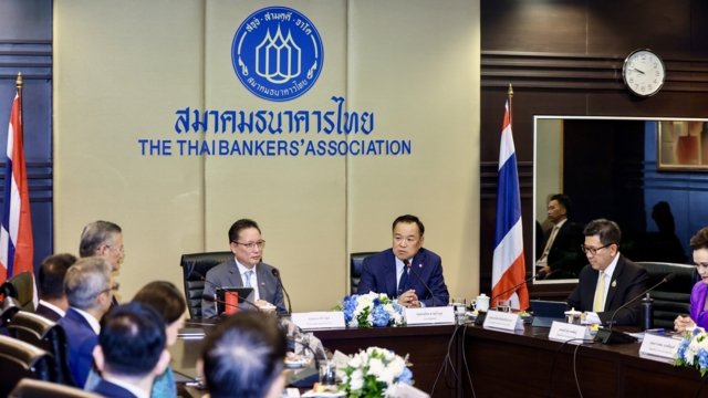 PM urges banks to ease lending to SMEs, help household debtors PM urges banks to ease lending to SMEs, help household debtors