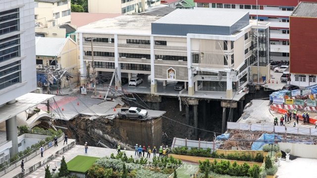 Evacuation, traffic shutdown after sinkhole near Vajira Hospital Evacuation, traffic shutdown after sinkhole near Vajira Hospital