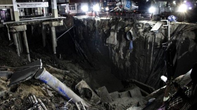 Bangkok works through the night to repair sinkhole Bangkok works through the night to repair sinkhole