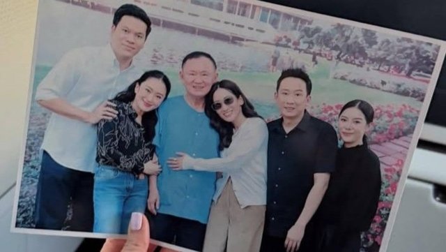 Thaksin seen for first time since jailing as Paetongtarn makes family visit