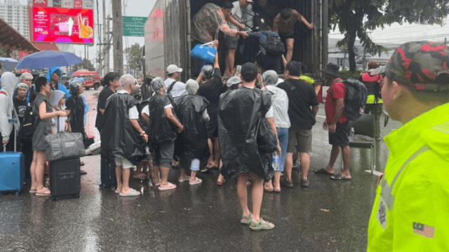 Anwar expresses appreciation to Anutin for help for stranded Malaysians
