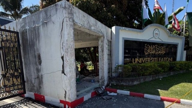 Suspected insurgents blow up ATM in Pattani, fail to get cash but steal two guns Suspected insurgents blow up ATM in Pattani, fail to get cash but steal two guns