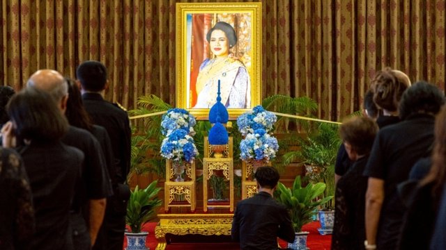 Mourners stream into Grand Palace to pay respects to late Queen Mother Mourners stream into Grand Palace to pay respects to late Queen Mother