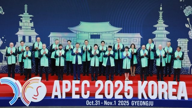 APEC leaders pledge support amid global headwinds