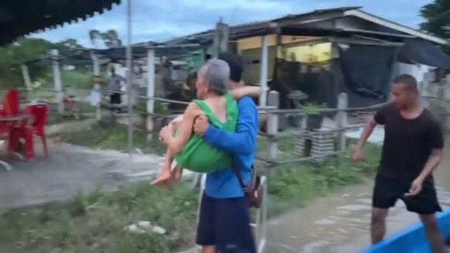 Ang Thong floodwall collapses, residents evacuated Ang Thong floodwall collapses, residents evacuated