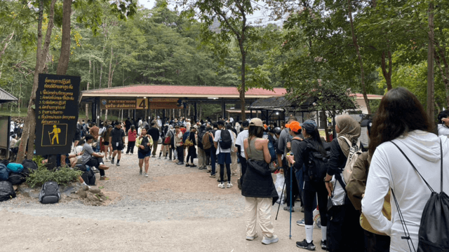 Over 2,500 people flocked to Phu Kradueng National Park today Over 2,500 people flocked to Phu Kradueng National Park today