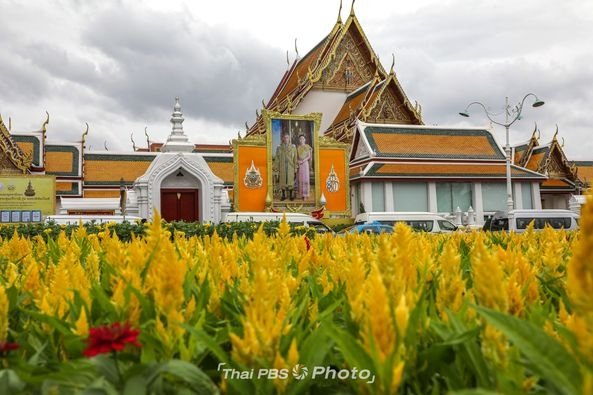 Bangkok filled with floral tributes