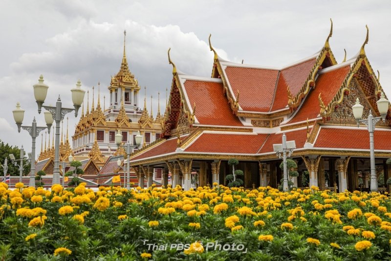 Bangkok filled with floral tributes