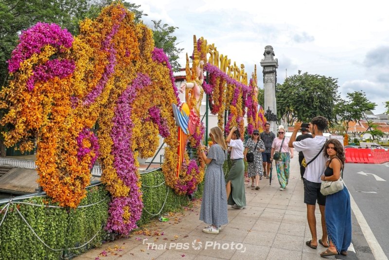 Bangkok filled with floral tributes