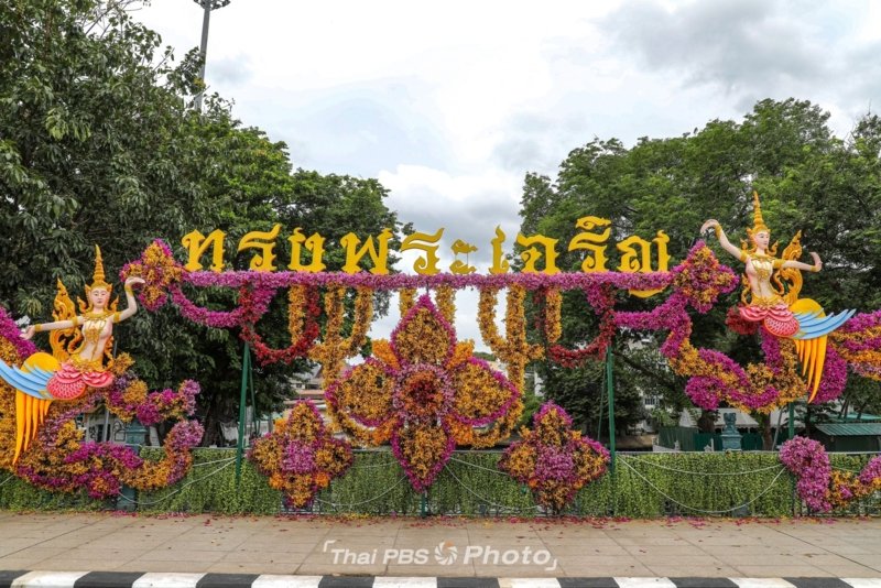 Bangkok filled with floral tributes