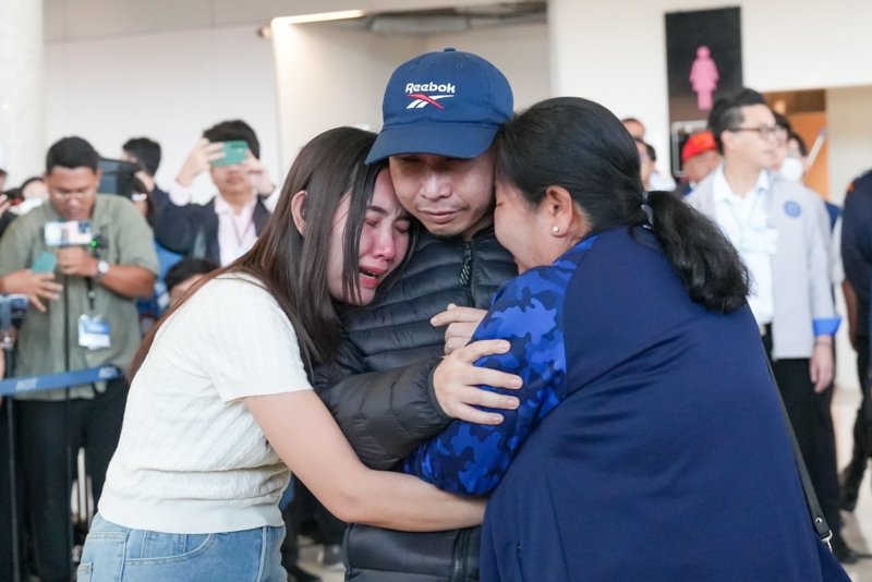 Five Thais released by Hamas return home
