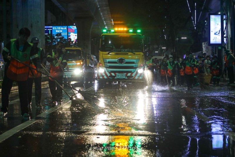Big cleaning after Songkran festivities