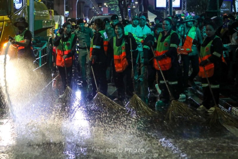 Big cleaning after Songkran festivities