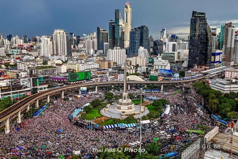 Mass protests against PM Paetongtarn - in pictures