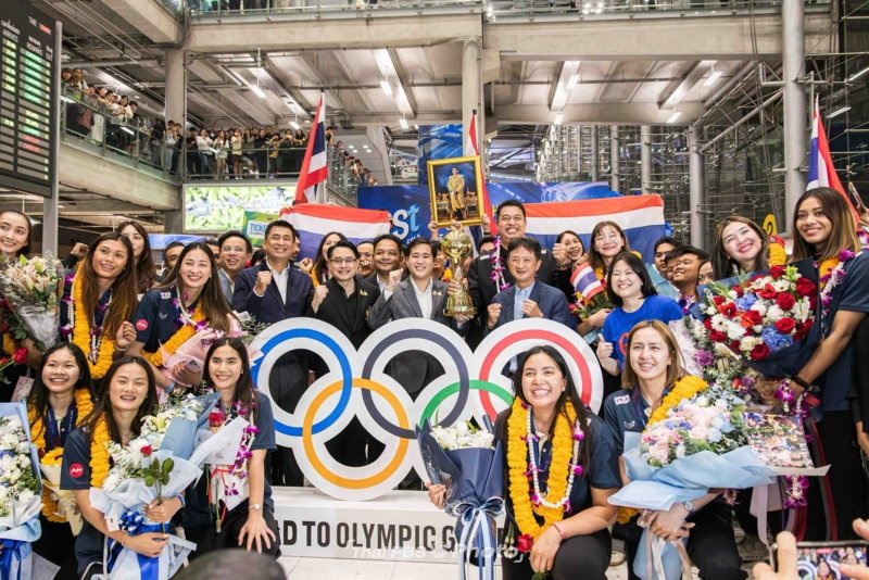 Fans welcome Thailand’s victorious women volleyball team