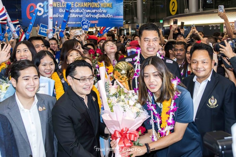 Fans welcome Thailand’s victorious women volleyball team