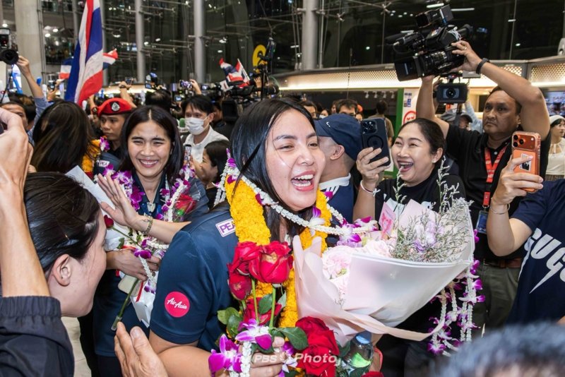 Fans welcome Thailand’s victorious women volleyball team
