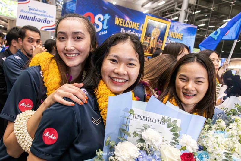 Fans welcome Thailand’s victorious women volleyball team