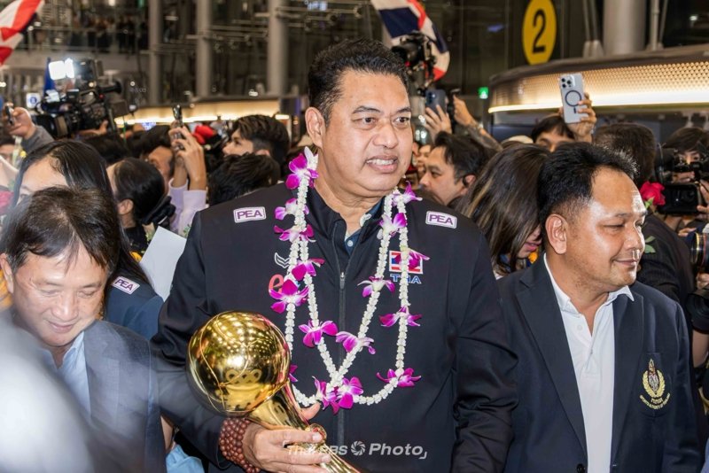 Fans welcome Thailand’s victorious women volleyball team