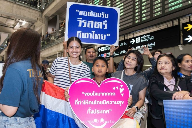 Fans welcome Thailand’s victorious women volleyball team
