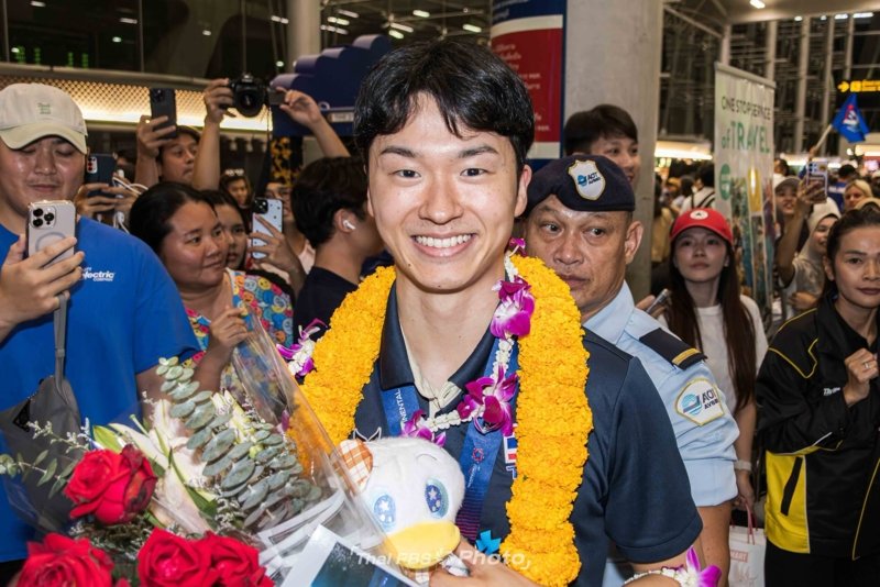 Fans welcome Thailand’s victorious women volleyball team