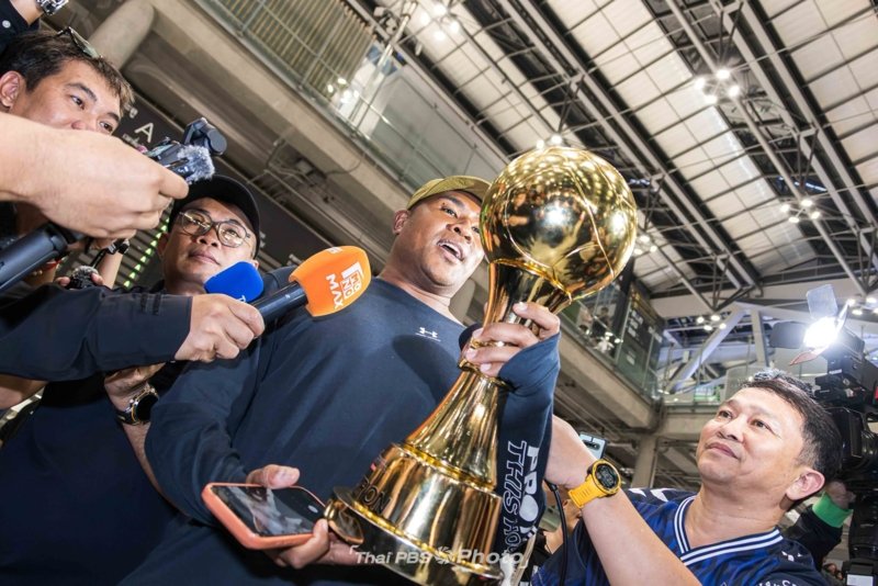 Fans welcome Thailand’s victorious women volleyball team