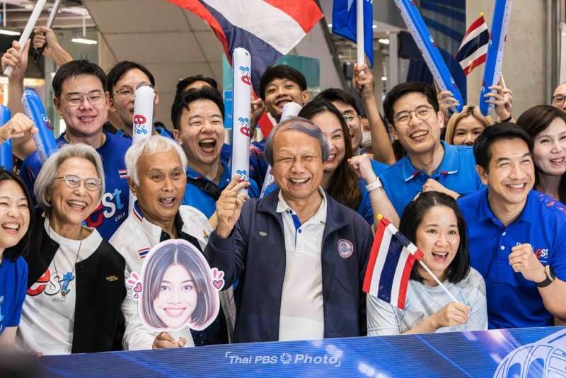 Fans welcome Thailand’s victorious women volleyball team