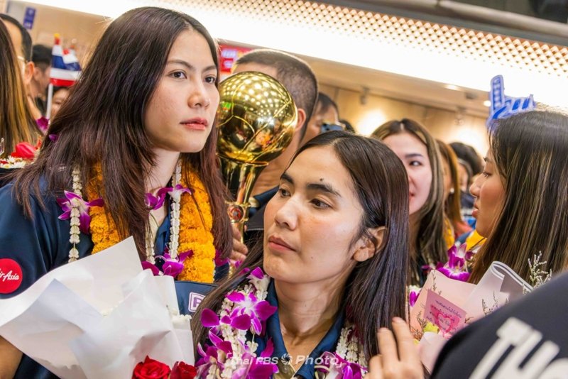 Fans welcome Thailand’s victorious women volleyball team