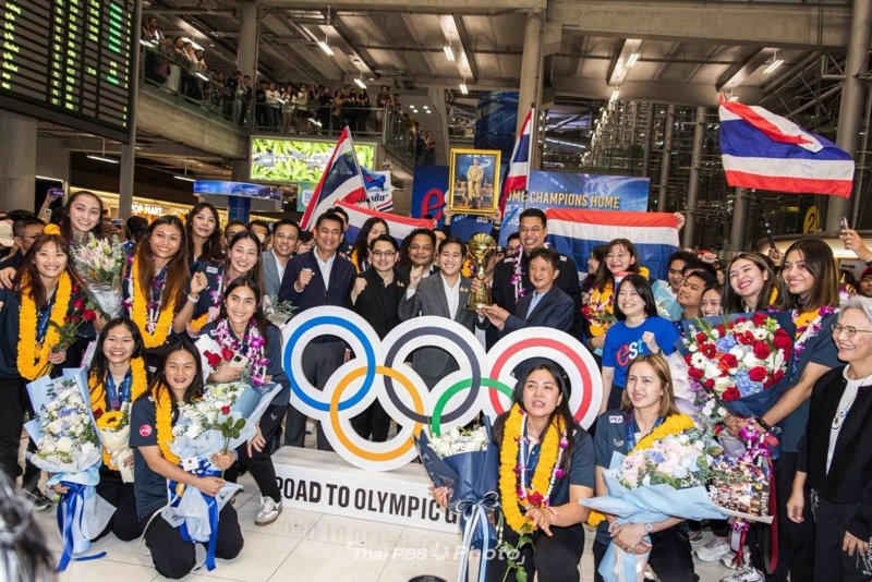Fans welcome Thailand’s victorious women volleyball team