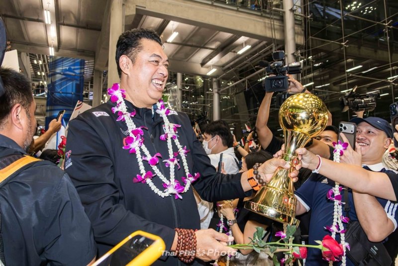 Fans welcome Thailand’s victorious women volleyball team