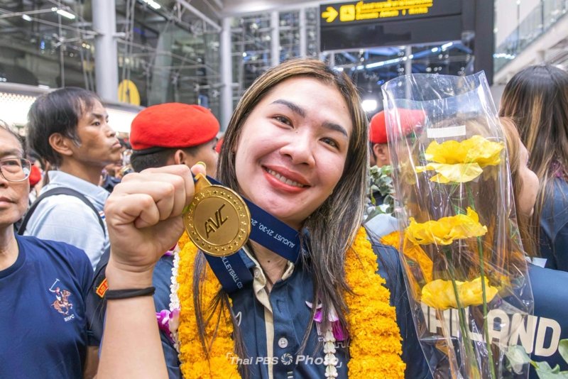 Fans welcome Thailand’s victorious women volleyball team