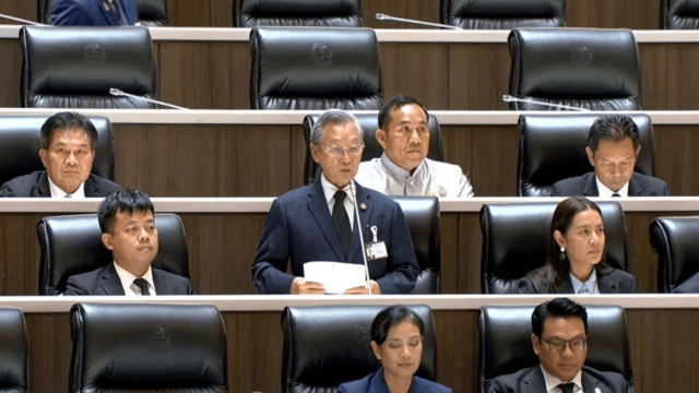 Chuan says flood crisis has “swamped” Thai Airways