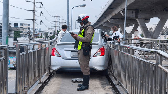GPS leads driver onto motorcycle-only U-turn bridge in Samut Sakhon