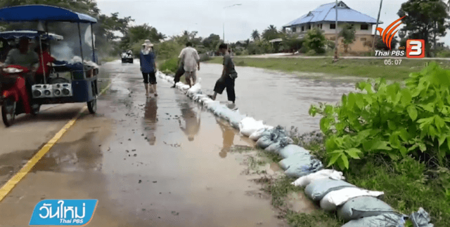 Phetchaburi town residents fight floods with own floodwalls Phetchaburi town residents fight floods with own floodwalls